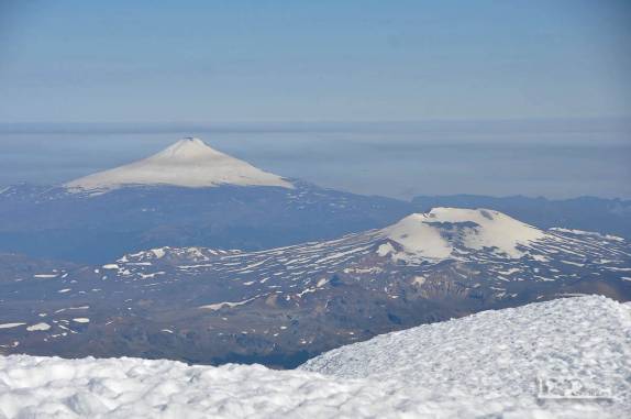 Do alto do Lanín, a 3.776 metros de altitude, observamos outros dois vulcões: o Quetrupillán e o Villarrica, ao fundo, 1.000 metros abaixo de nós. (na região de Junín de Los Andes, no sul da Argentina)